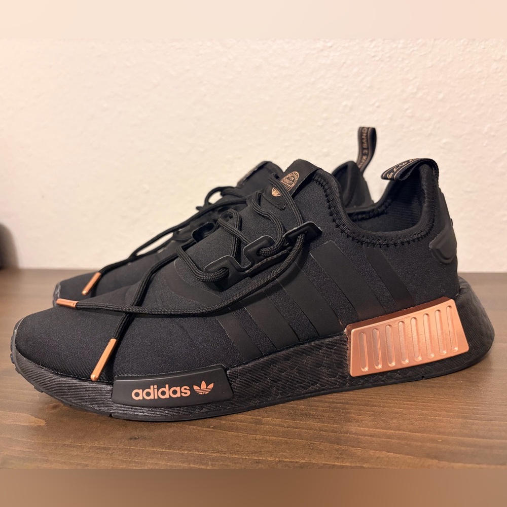 🌹Women’s Adidas RMD R1 Sneakers 🌹 - Picture 2 of 8